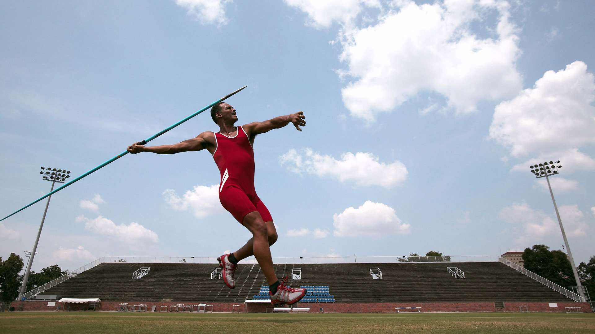 “高新体育中心健力赛：选手们挑战极限重量，赛场气氛紧张”